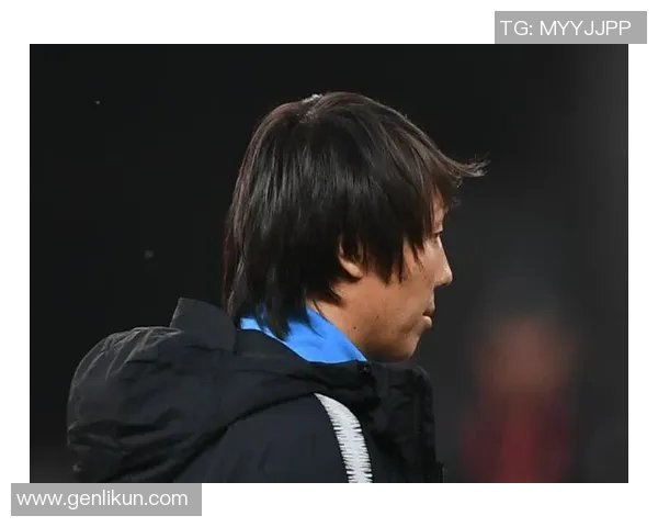 中分长发足球明星的魅力与风格解析：他们如何在绿茵场上展现个性与实力