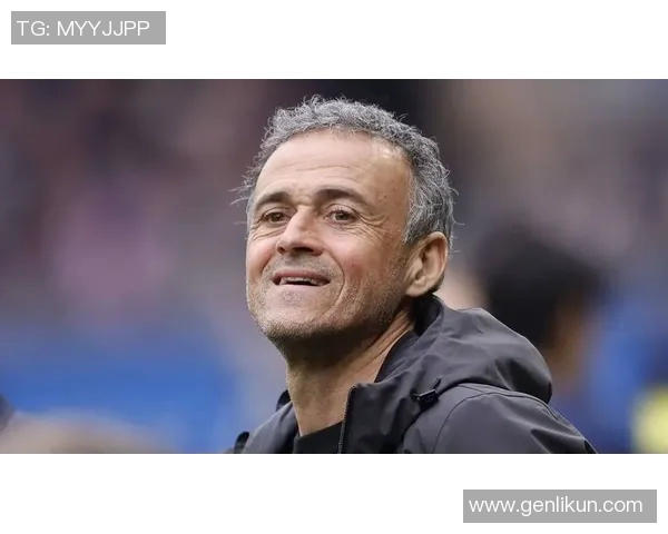 中间分头发的足球明星展现独特风格与球场魅力