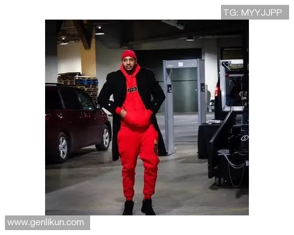 日本足球明星穿搭解析与鞋子图片展示让你领略球场风采 日本足球明星穿搭解析与鞋子图片展示让你领略球场风采